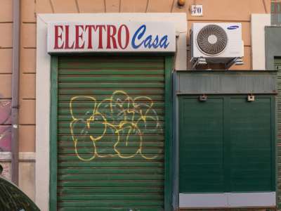Vediamo l�abbandono del negozio �Elettro Casa�...